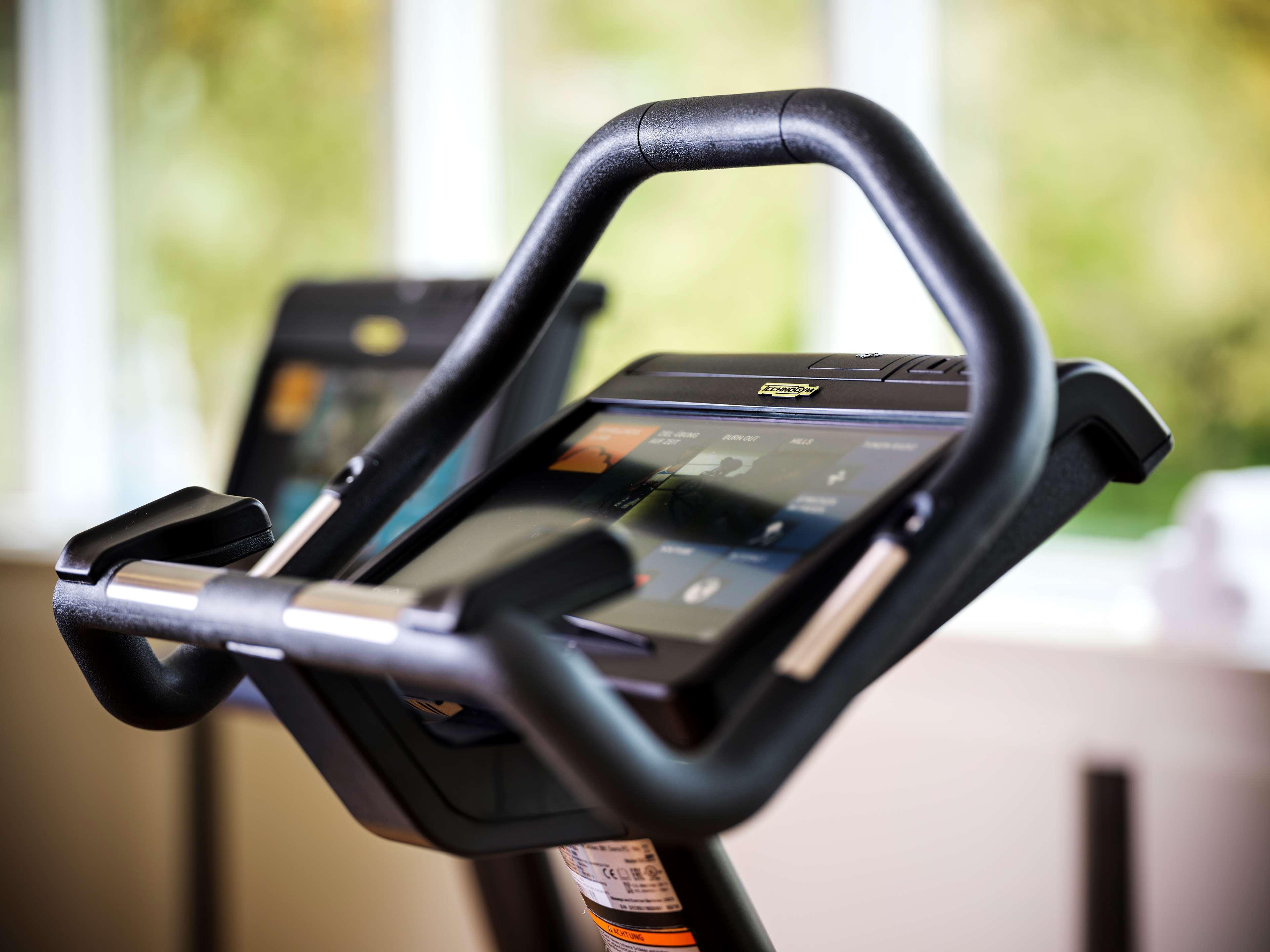 不来梅公园酒店 BRE 外观 照片 A stationary bicycle with a tablet computer
