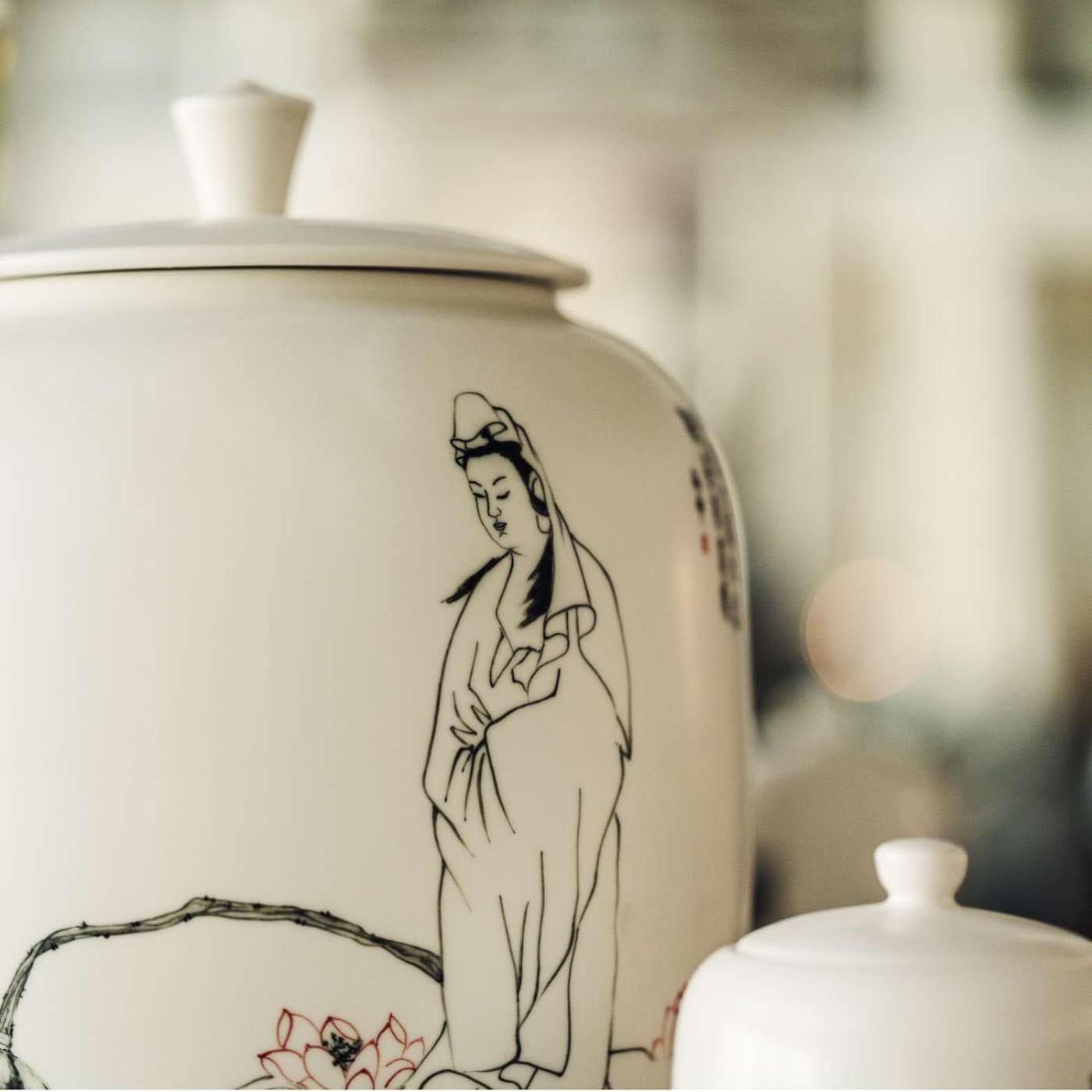 不来梅公园酒店 BRE 外观 照片 A depiction of Lady Meng Ziqi on a porcelain vase