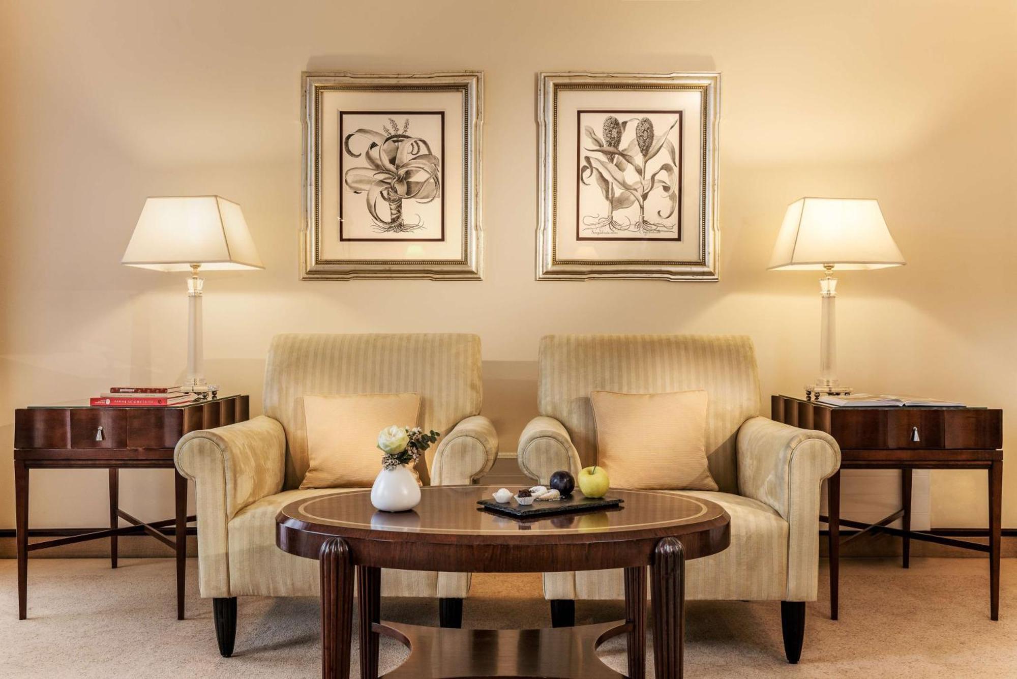 不来梅公园酒店 BRE 外观 照片 A living room at The Ritz-Carlton, Dubai