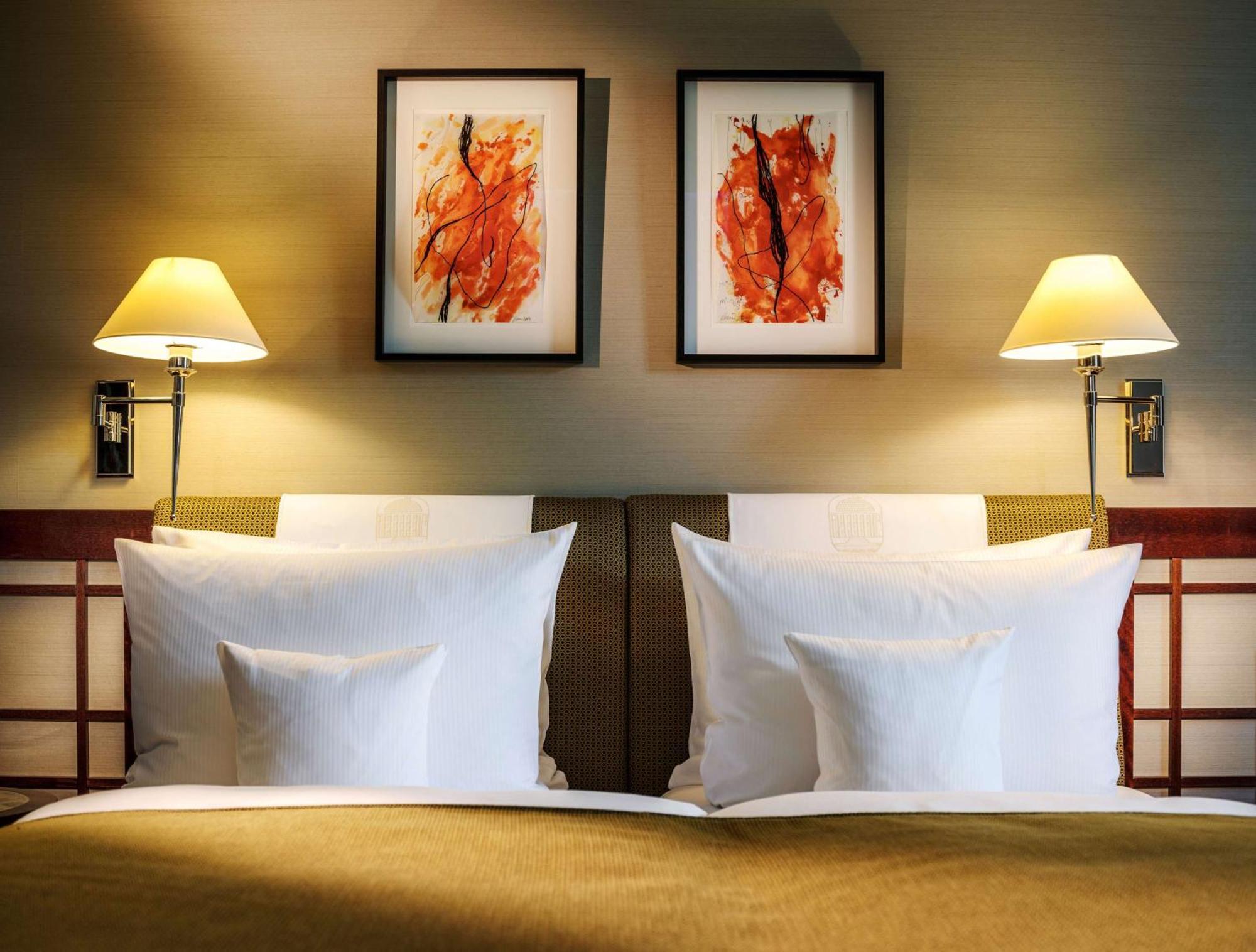不来梅公园酒店 BRE 外观 照片 A bed with two pillows